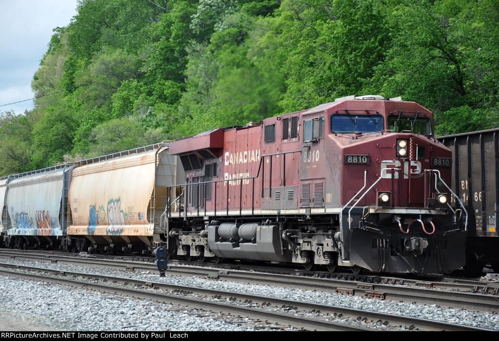 Eastbound manifest rolls through Hoffman